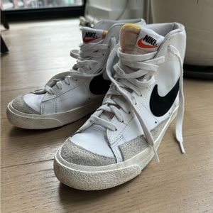Nike Women’s Blazer Mid 77 - Vintage White / Black / Sail